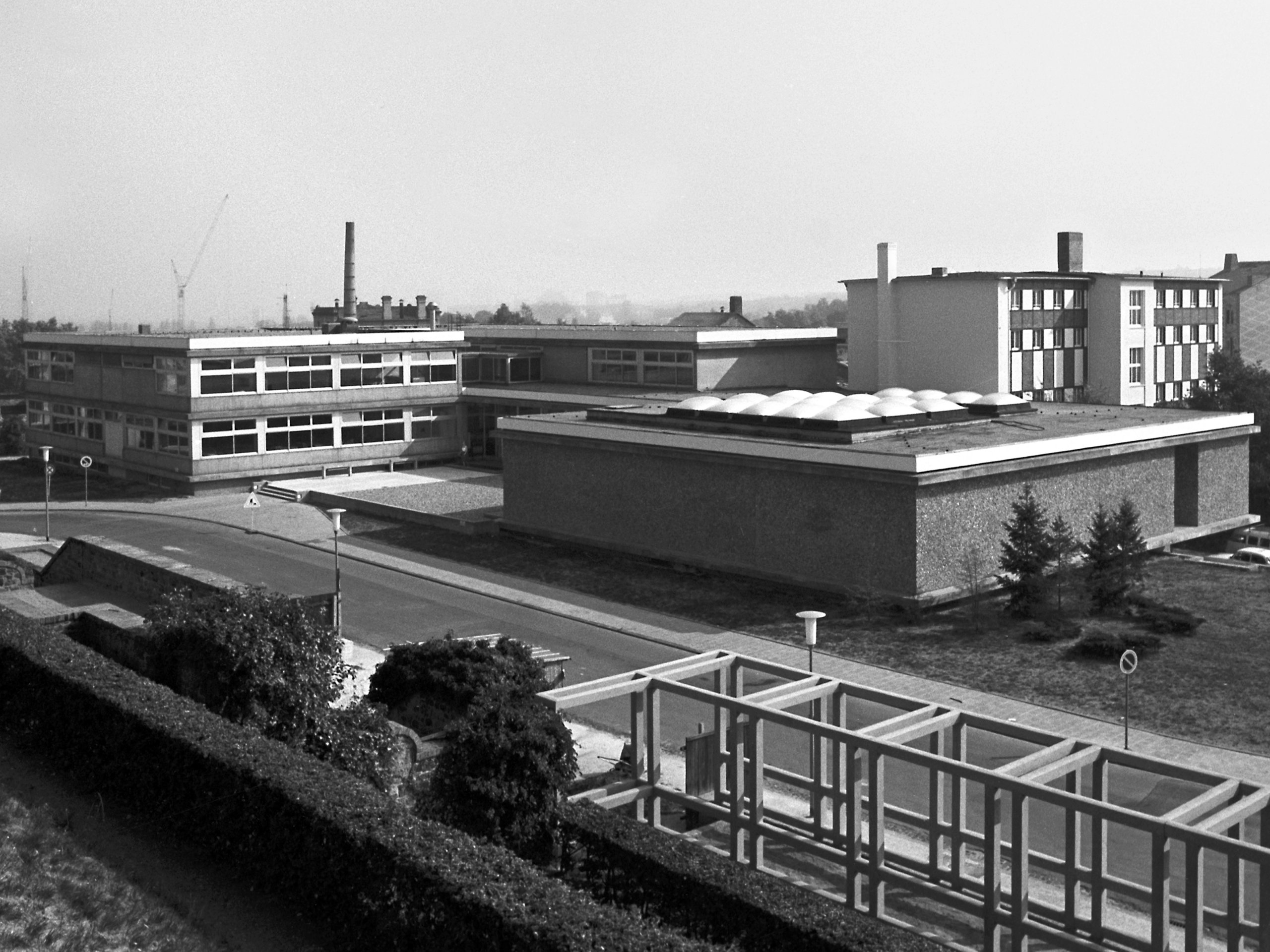 Schwarz-Weiß-Aufnahme vom damaligen Neubau des Fachbereichs Gestaltung 1971