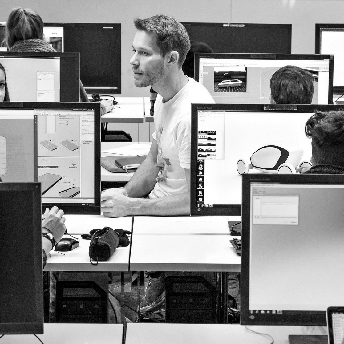 Schwarzweißfotografie des Computerlabors von Industrie-Design mit Studierenden