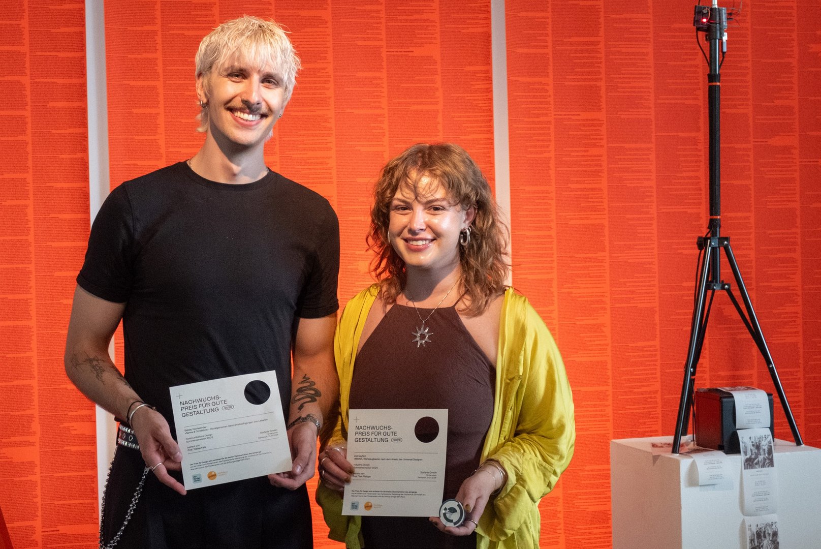 Sidney Gschwender und Zoe Seyfert bei der Verleihung des Nachwuchspreises für gute Gestaltung im SS 2026