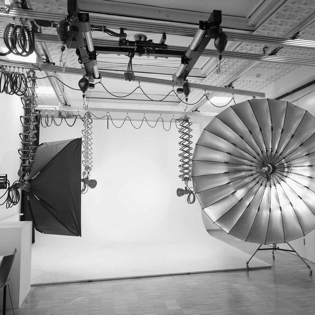 S/W Ein Tageslichtstudio mit zwei großen Blitzen, Lampen und Kabeln