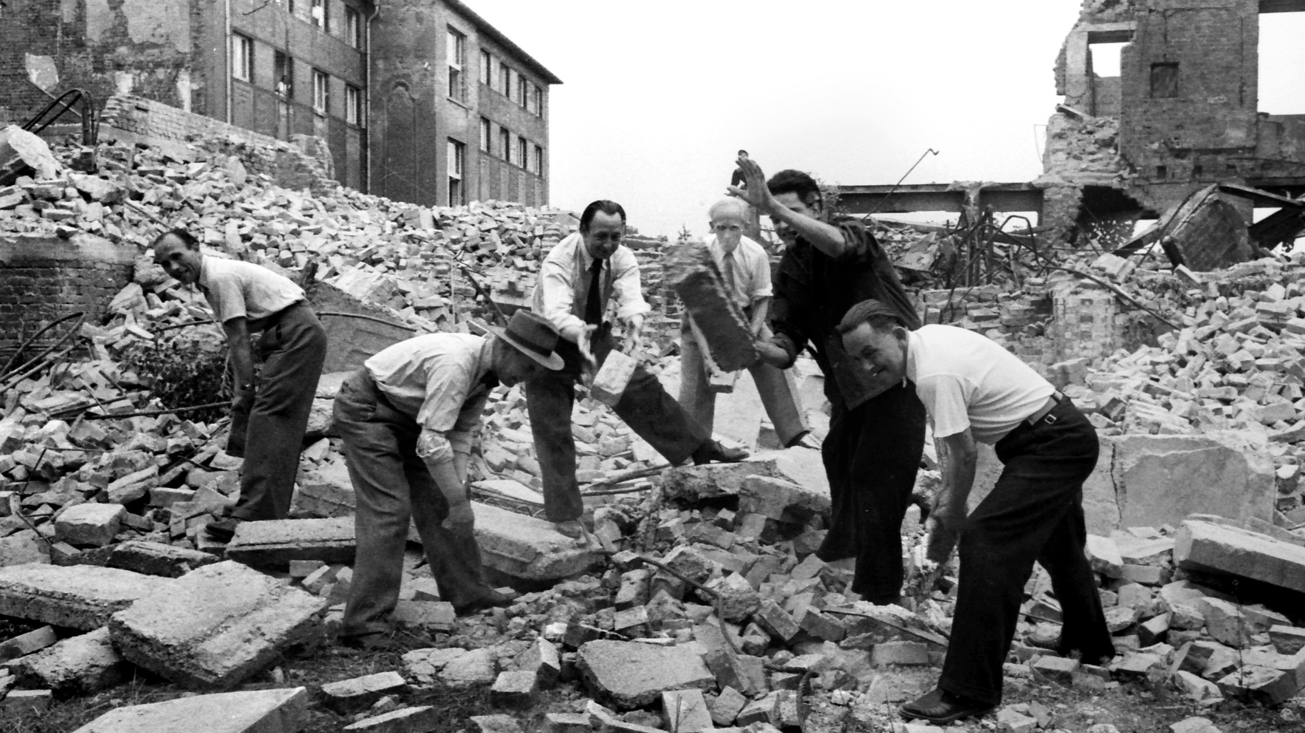 Männer im Nachkriegsdarmstadt räumen Trümmer weg