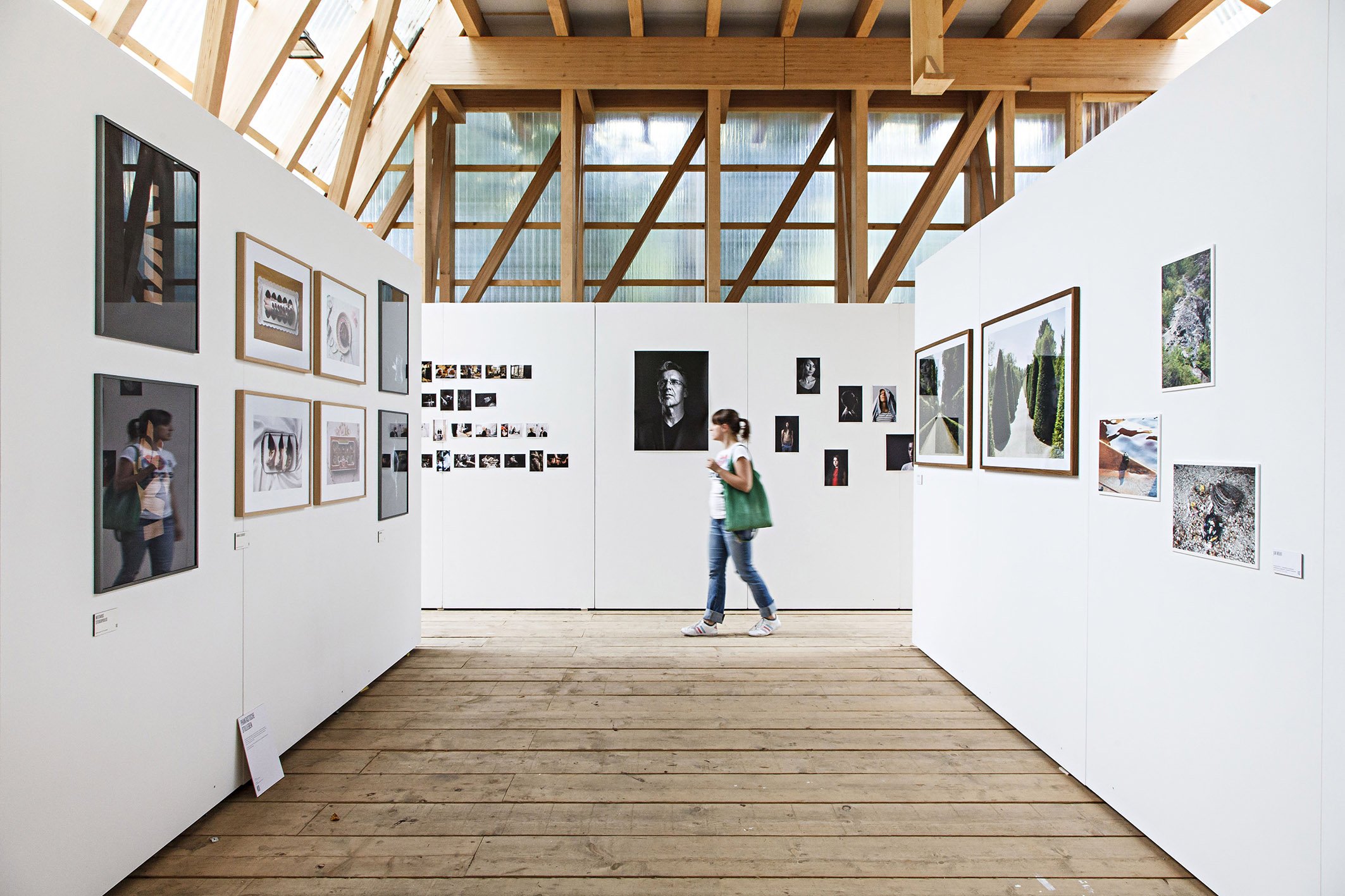 Person läuft durch eine Foto-Ausstellung am Osthang der Mathildenhöhe
