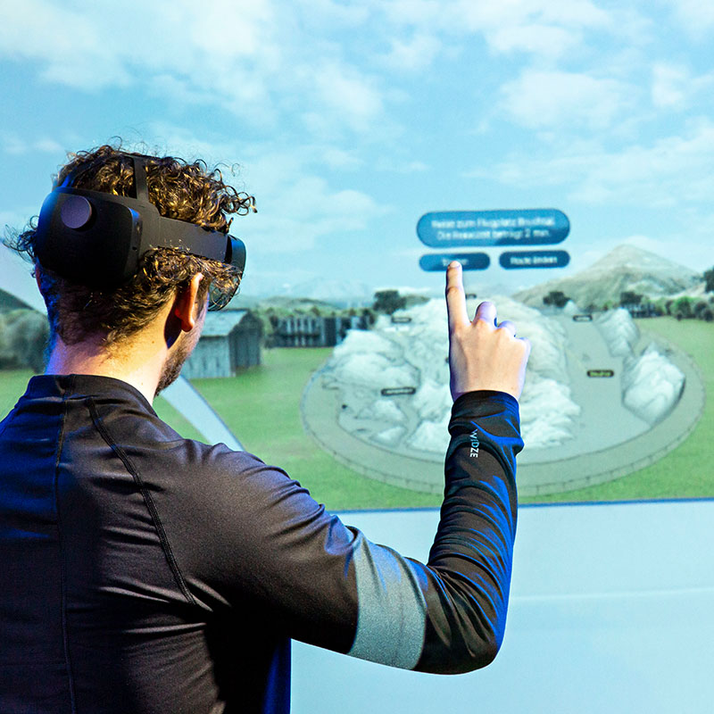 Person mit VR-Brille tippt im virtuellen Raum auf Buttons