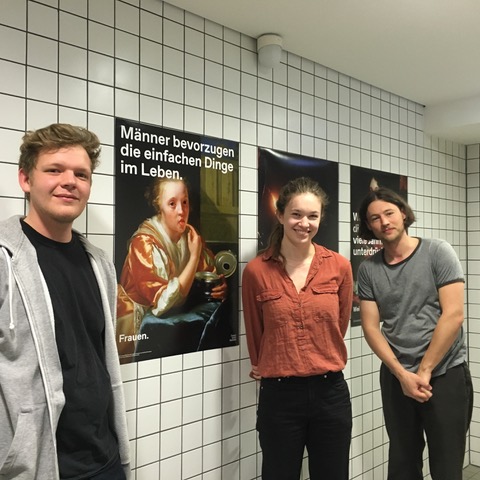 Studierende vor ihren frisch gestalteten Plakaten