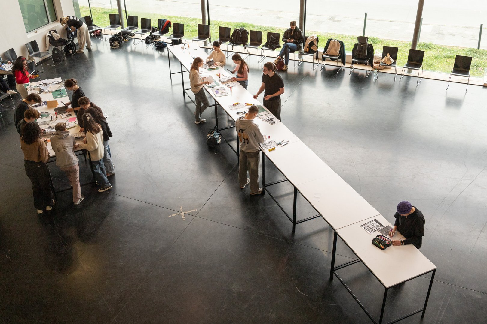 Teilnehmerinnen und Teilnehmer der Springschool 2025 im Foyer