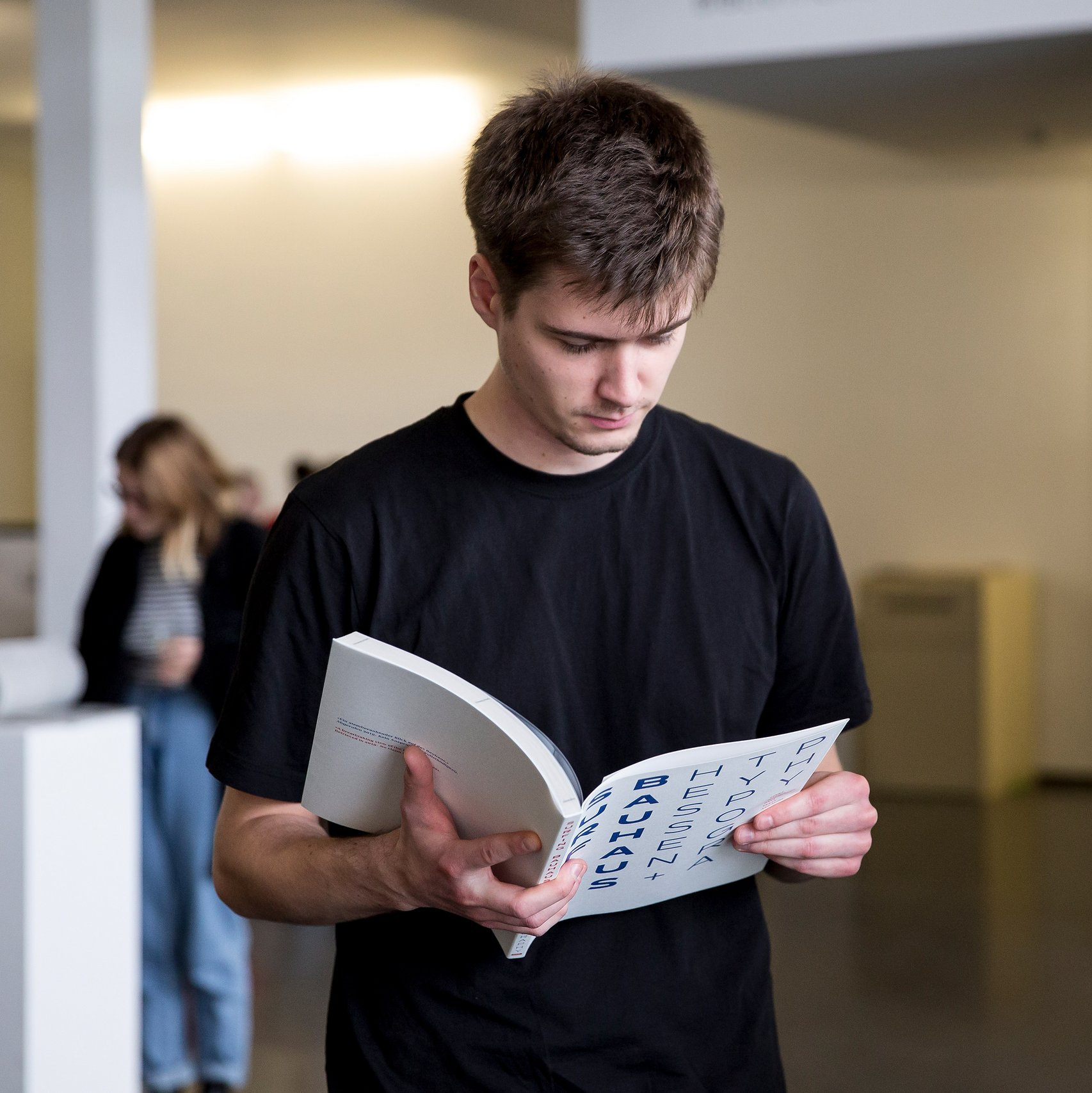 Student beim Lesen der Publikation »Surfing Bauhaus«