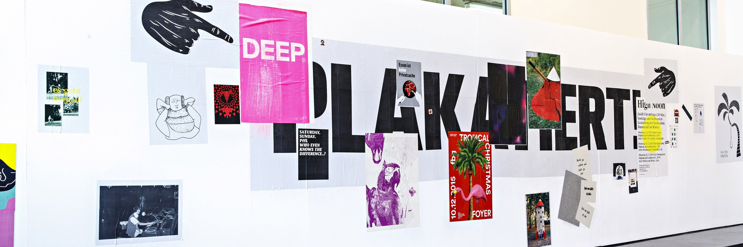 Plakatwand mit verschiedensten bunten Plakaten im Eingansbereich des Fachbereich Gestaltung