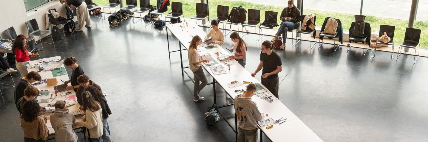 Teilnehmerinnen und Teilnehmer der Springschool 2025 im Foyer