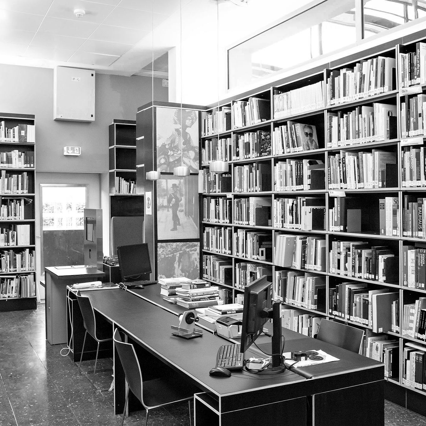 Schwarzweißfoto der Teilbibliothek-Gestaltung von Innen