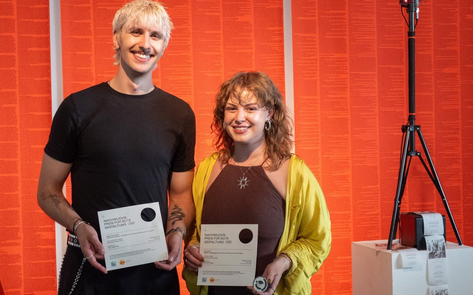 Sidney Gschwender und Zoe Seyfert bei der Verleihung des Nachwuchspreises für gute Gestaltung im SS 2026