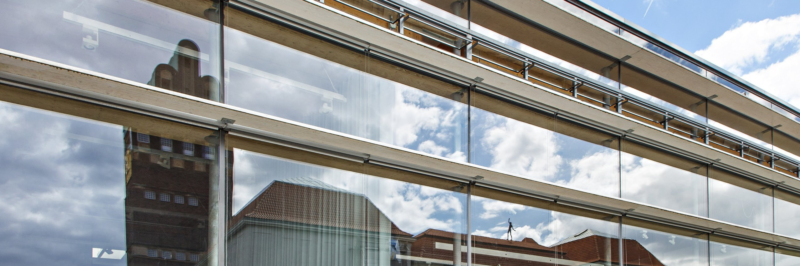 Gläserne Außenfassade des Fachbereich Gestaltung mit Spiegelung der Gebäude des Weltkulturerbes Mathildenhöhe